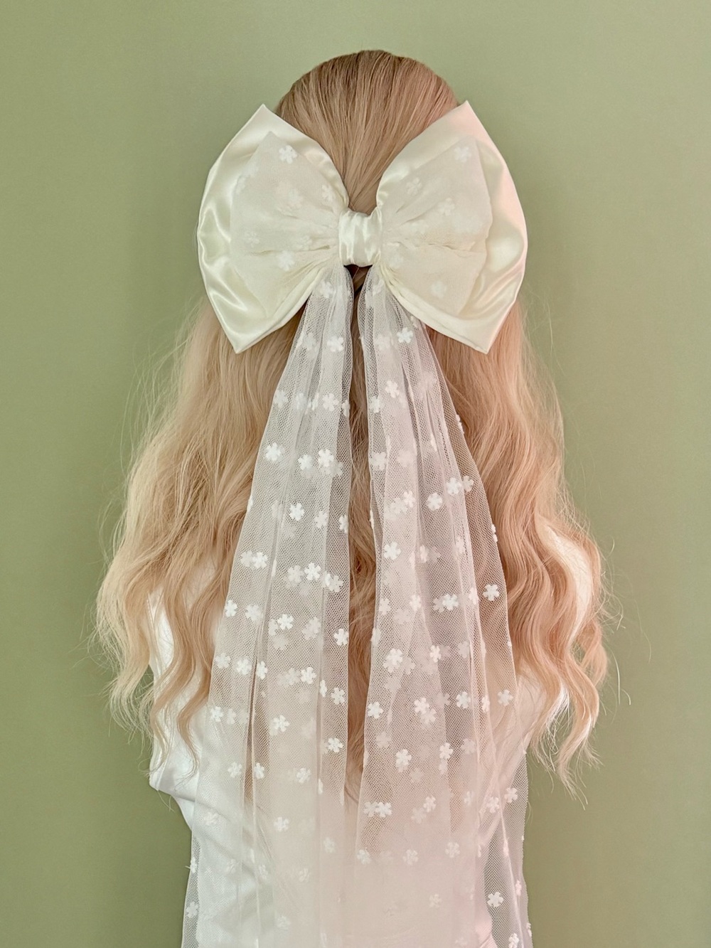 Elegant Oversized Ivory Satin & Embroidered Bow Veil with Long Tails. NWOT - Picture 4 of 6